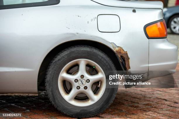 July 2021, Saxony, Großenhain: A vehicle with a rust hole in the wheel well is parked in the market square. Photo: Daniel Schäfer/dpa-Zentralbild/ZB