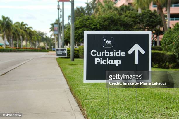 curbside pickup sign with directional arrow - kerb stock pictures, royalty-free photos & images