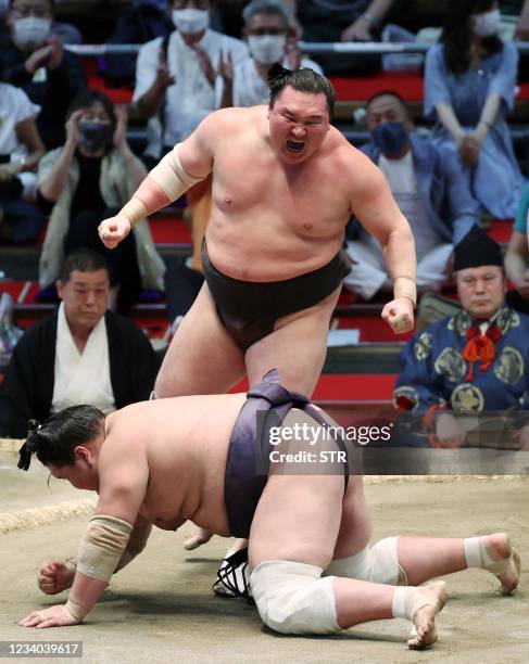 Mongolian-born grand sumo champion Yokozuna Kakuryu performs a kata News  Photo - Getty Images