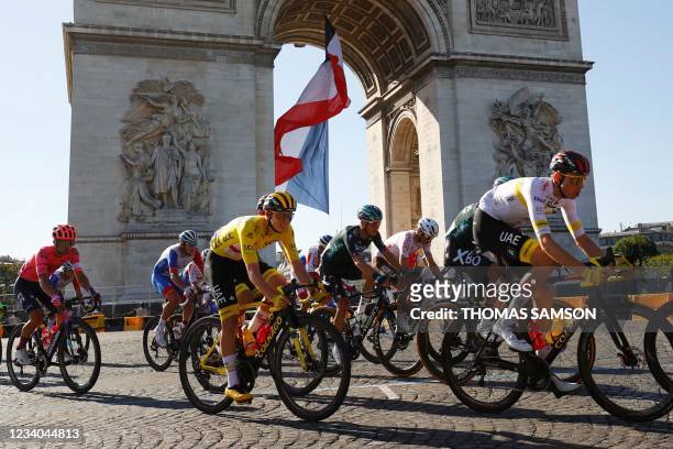 Team UAE Emirates' Tadej Pogacar of Slovenia wearing the overall leader's yellow jersey rides past the Arc de Triomphe during the 21th and last stage...