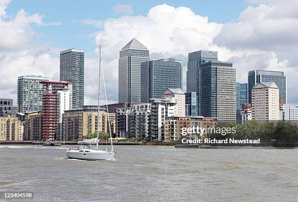 london sailing - london docklands stockfoto's en -beelden