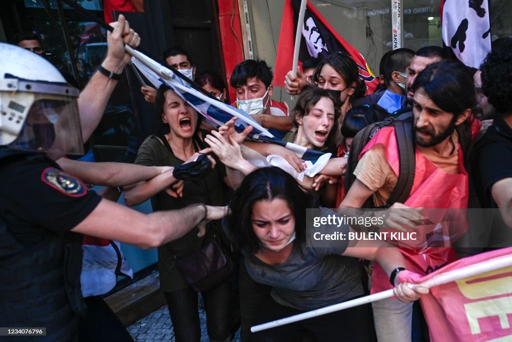 TOPSHOT-TURKEY-SYRIA-ATTACK-ANNIVERSARY-DEMO