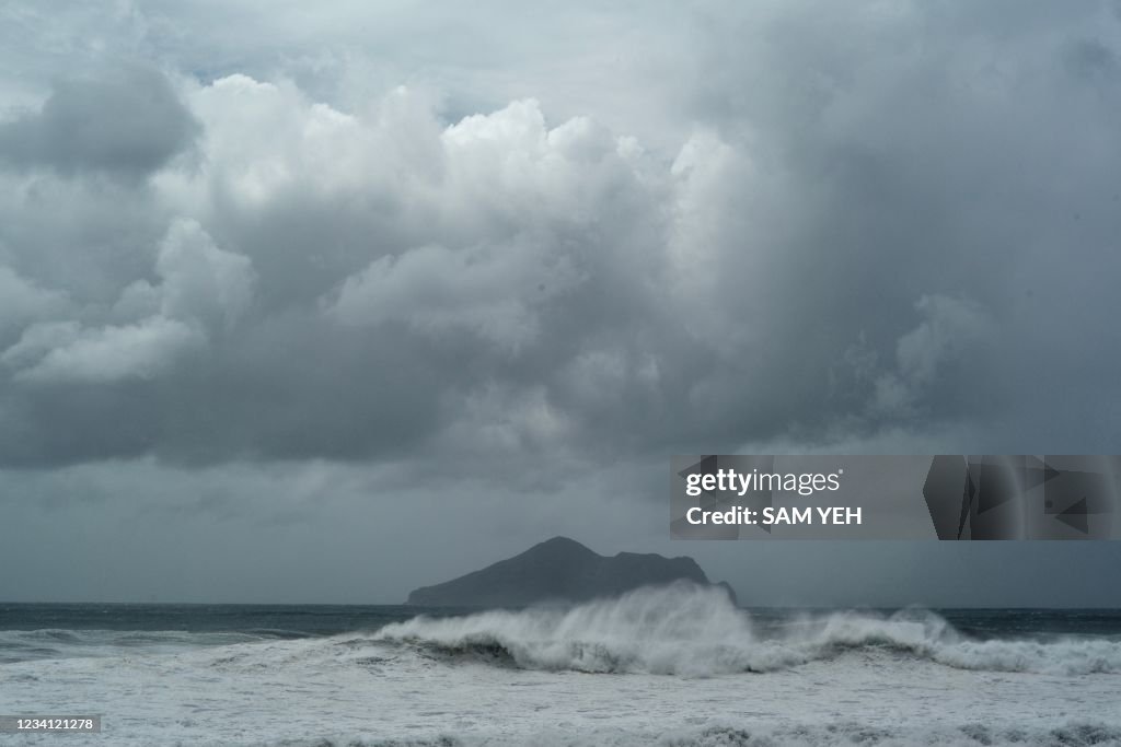 TOPSHOT-TAIWAN-WEATHER-TYPHOON
