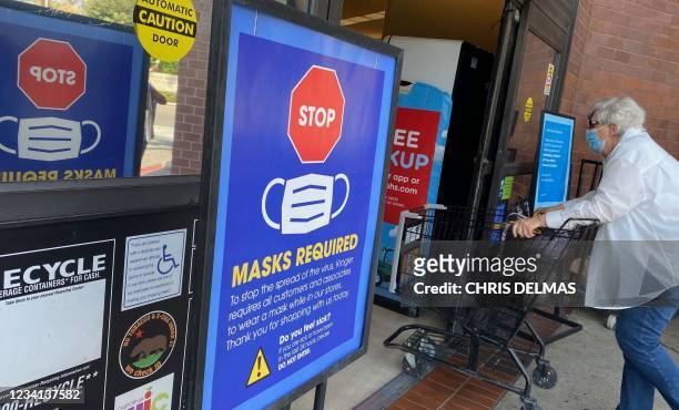 People shop at a grocery store enforcing the wearing of masks in Los Angeles on July 23, 2021. - With the Delta variant pushing US Covid cases back...