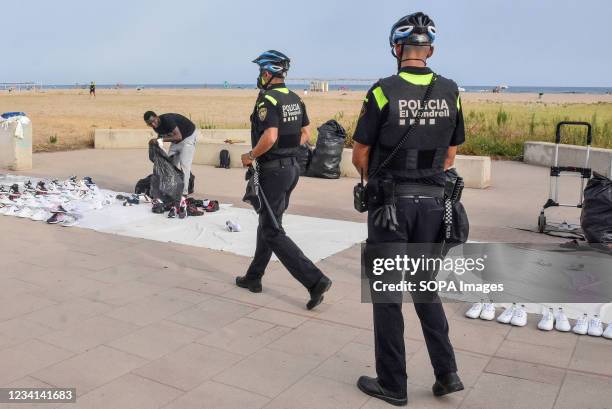 Local Police of Vendrell tell an illegal street vendor to collect their products and leave the commercial area. The Local Police of Vendrell, as...