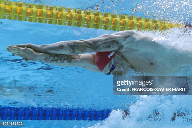 An underwater view shows Britain's Adam Peaty competing in a heat for the men's 100m breaststroke swimming event during the Tokyo 2020 Olympic Games...