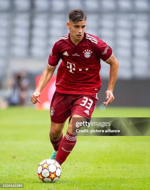 July 2021, Bavaria, Munich: Football: Test matches, FC Bayern München - Ajax Amsterdam at Allianz Arena. Nemanja Motika from Munich plays the ball....