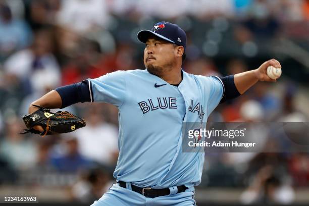 Hyun Jin Ryu of the Toronto Blue Jays pitches during the first inning against the New York Mets at Citi Field on July 24, 2021 in New York City.