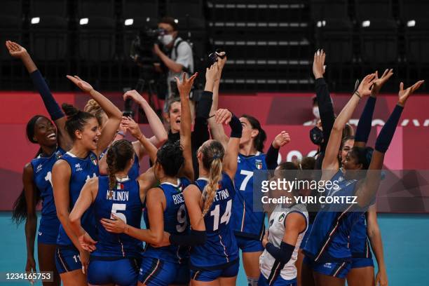Italy's players celebrate their victory in the women's preliminary round pool B volleyball match between Russia and Italy during the Tokyo 2020...