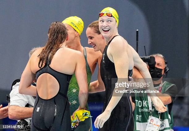 July 2021, Japan, Tokio: Swimming: Olympics, women, 4x100m freestyle final at Tokyo Aquatics Centre. The relay team from Australia cheers for gold....