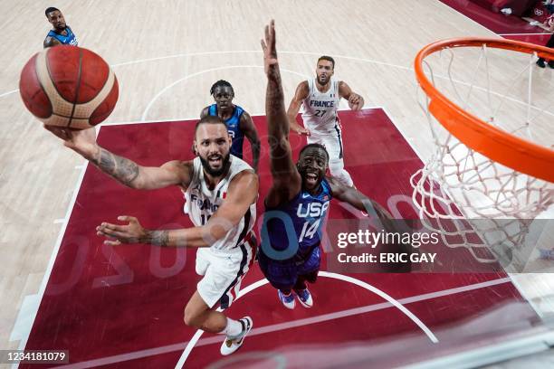 France's Evan Fournier goes for the basket past USA's Draymond Jamal Green during the men's preliminary round group A basketball match between France...