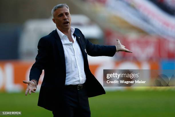 Hernan Crespo coach of São Paulo reacts during a match between Flamengo and Sao Paulo as part of Brasileirao 2021 at Maracana Stadium on July 25,...