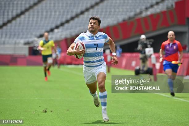 Argentina's Lautaro Bazan Velez runs for the try in the men's pool A rugby sevens match between Australia and Argentina during the Tokyo 2020 Olympic...