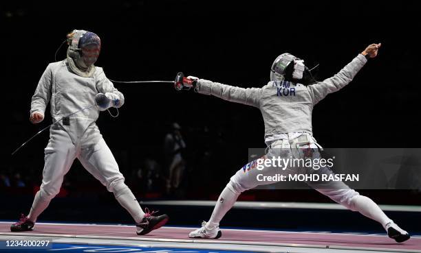 South Korea's Kim Jiyeon compete against USA's Mariel Zagunis in the womens individual sabre qualifying bout during the Tokyo 2020 Olympic Games at...