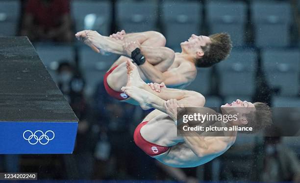 July 2021, Japan, Tokio: Swimming: Olympics, preliminaries, water diving - synchronized 10m, men at Tokyo Aquatics Centre. Canada's Vincent Riendeau...