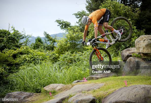 Mathieu van der Poel in the run-up to his fall during the cross country mountain bike on the Izu MTB Course during the Tokyo Olympics. ANP ROBIN VAN...