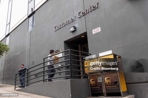 Ups Support 37 Ups Customer Service Center Stock Photos, High-Res Pictures, and ...