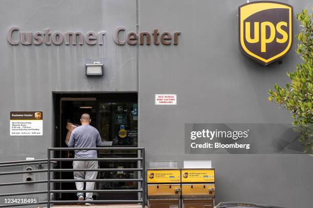 39 Ups Customer Service Center Stock Photos, High-Res Pictures, and