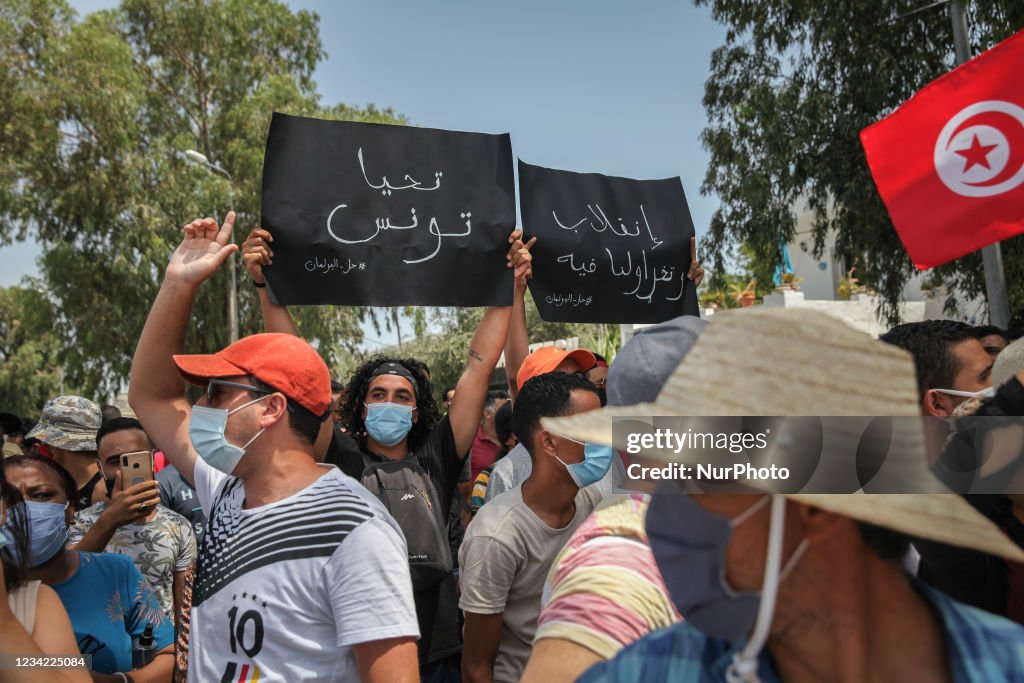 Supporters Of Tunisian President Demonstrate In Front Of The Parliament In Tunis