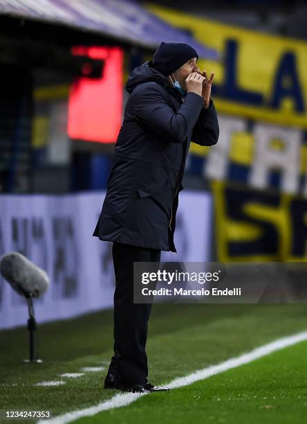 Paolo Montero coach of San Lorenzo gives instructions to his team players during a match between Boca Juniors and San Lorenzo as part of Torneo Liga...