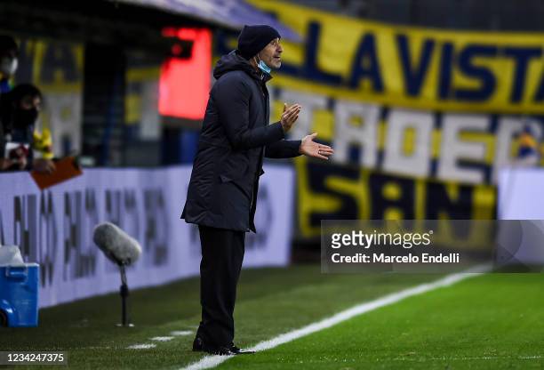 Paolo Montero coach of San Lorenzo gives instructions to his team players during a match between Boca Juniors and San Lorenzo as part of Torneo Liga...