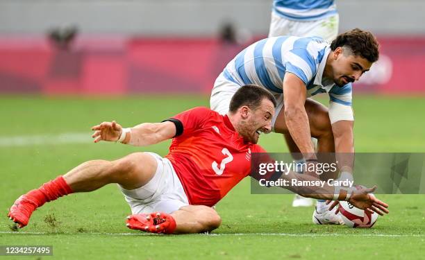 Tokyo , Japan - 28 July 2021; Alex Davis of Great Britain in action against Ignacio Mendy of Argentina during the Men's Rugby Sevens bronze medal...