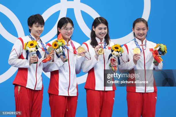 July 2021, Japan, Tokio: Swimming: Olympics, women, 4 x 200 m freestyle, final at Tokyo Aquatics Centre. Relay team from China cheer with gold medal...