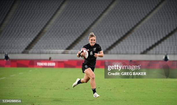 New Zealand's Michaela Blyde runs with the ball for a try during the women's pool A rugby sevens match between the Britain and New Zealand, during...