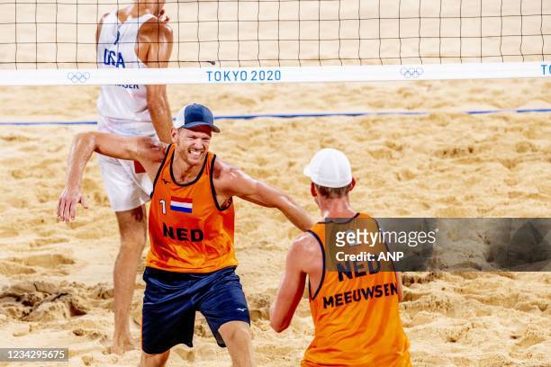 Beach volleyball Netherlands against America. Alexander Brouwer and Robert Meeuwsen for the Netherlands against Philip Dalhausser and Nicholas Lucena...