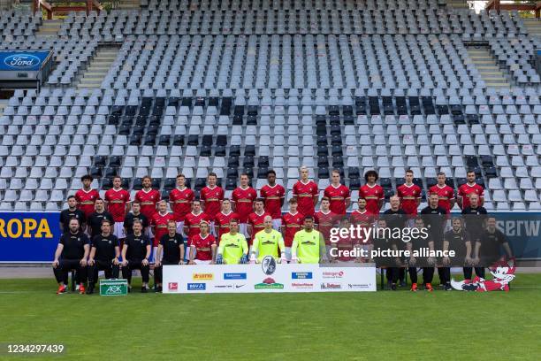 July 2021, Baden-Wuerttemberg, Freiburg: Football: Bundesliga, team photo session, SC Freiburg, 2021/2021 season, at Dreisamstadion. Back row from...