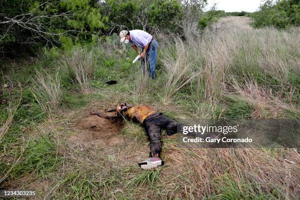 Alonzo Rangel, funeral director of Funeraria Del Angel, inspects the remains of deceased female migrant, Rosario Yanira Girón de Orellana of El...