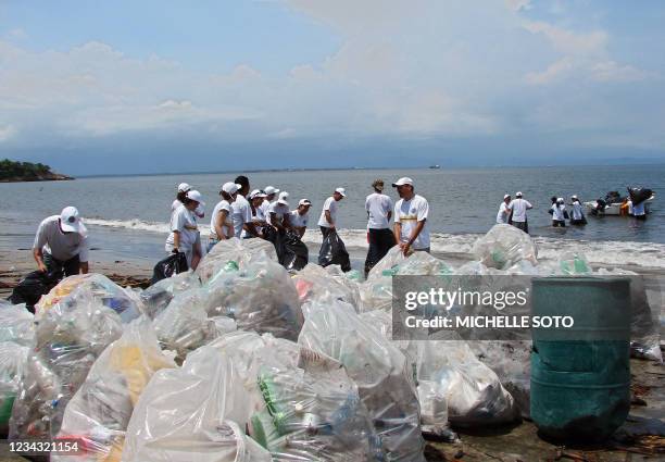 Empleados realizan tareas voluntarias de limpieza en la playa El Coco de la Isla San Lucas unos 150 quilometros al oeste de San Jose, Costa Rica....