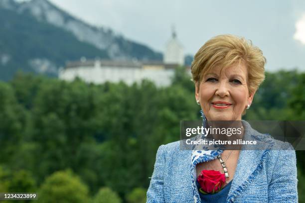 July 2021, Bavaria, Aschau i.Chiemgau: Presenter Carolin Reiber stands in front of the Kampenwand. Photo: Peter Kneffel/dpa