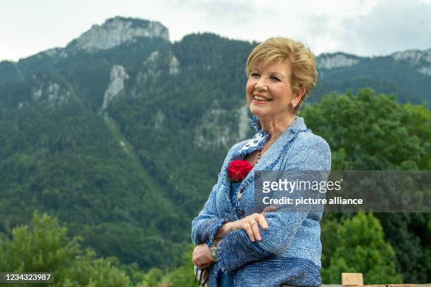 July 2021, Bavaria, Aschau i.Chiemgau: Presenter Carolin Reiber stands in front of the Kampenwand. Photo: Peter Kneffel/dpa