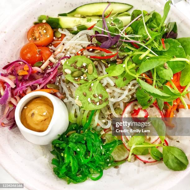 fresh rice noodle salad, melbourne cafe - crudité foto e immagini stock