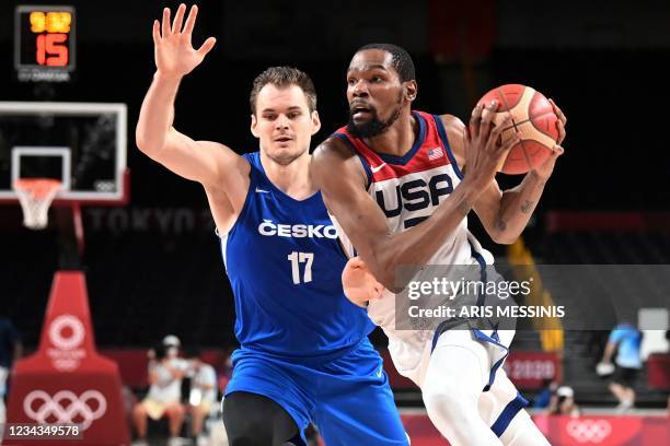 S Kevin Wayne Durant dribbles the ball past Czech Republic's Jaromir Bohacik in the men's preliminary round group A basketball match between USA and...