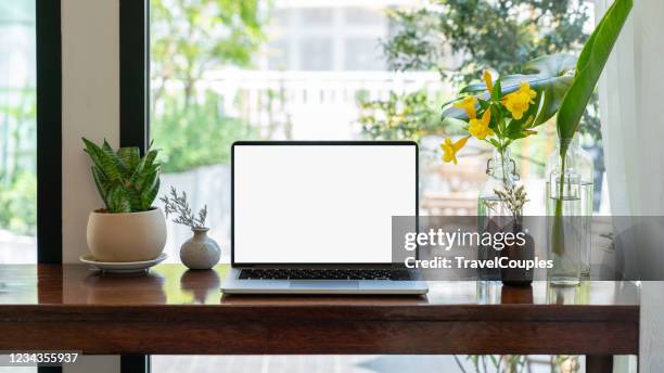 laptop computer blank white screen on table in cafe background. laptop with blank screen on table of coffee shop blur background. - blank laptop screen stock-fotos und bilder