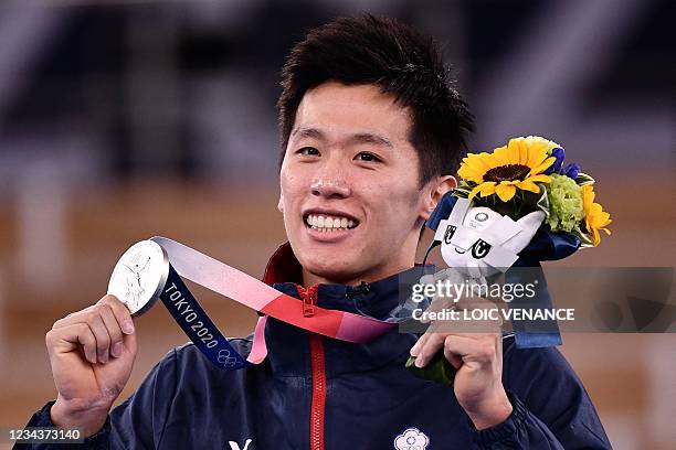Chinese Taipei's Chih Kai Lee poses with his silver medal during the podium ceremony of the artistic gymnastics men's pommel horse of the Tokyo 2020...