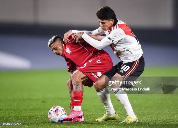 Jorge Carrascal of River Plate fights for the ball with Lucas Vera of Huracan during a match between River Plate and Huracan as part of Torneo Liga...