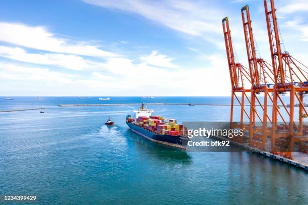 輸送中の貨物船の空中写真。 - floating piers ストックフォトと画像