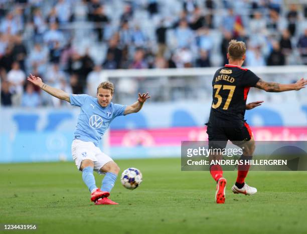 Malmo's Swedish midfielder Oscar Lewicki and Rangers' Canadian-Scottish midfielder Scott Arfield vie for the ball during the Champions League...