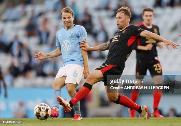 Malmo's Swedish midfielder Oscar Lewicki and Rangers' Canadian-Scottish midfielder Scott Arfield vie for the ball during the Champions League...