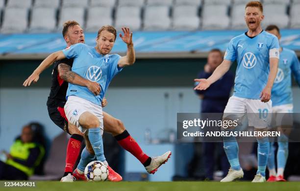 Malmo's Swedish midfielder Oscar Lewicki and Rangers' Canadian-Scottish midfielder Scott Arfield vie for the ball during the Champions League...