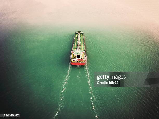 luftbild ölschiff tanker carier oil aus raffinerie auf dem meer. - lng stock-fotos und bilder