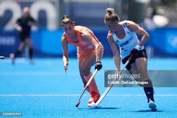 Susannah Townsend controls the ball in the Women's Semifinal Hockey match between Netherlands and Great Britain on day twelve of the Tokyo 2020...