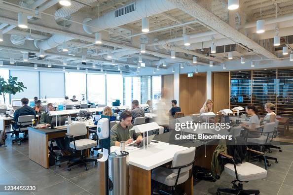 Londoners Are On the Move, But Not to the Office Just Yet Londoners Are On the Move, But Not to the Office Just Yet