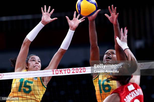 Ana Carolina da Silva ve Fernanda Rodrigues of Brazil in action during the women's quarter-final volleyball match between Brazil and Russia during...
