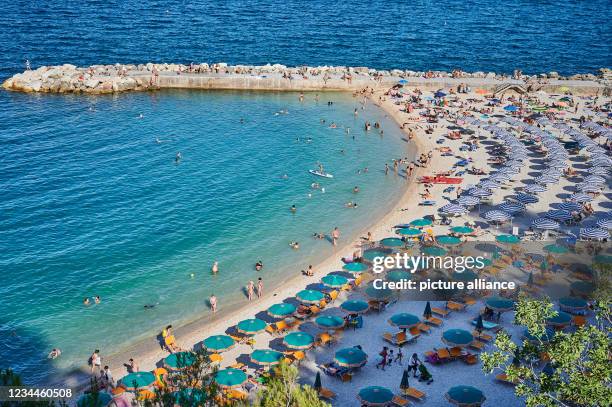 August 2021, Italy, Sirollo: The beach on the Italian coast near Sirollo, which belongs to the province of Ancona in the Marche region, is full of...