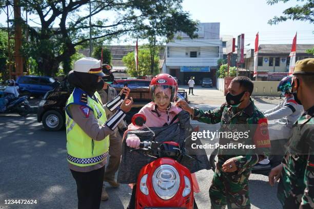 Joint officers from the police, army, and health officers conducted raids in the Makassar City-Gowa Regency border to look for motorists who were not...