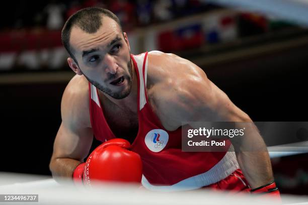 Muslim Gadzhimagomedov, of the Russian Olympic Committee, looks to hit Cubas Julio la Cruz during their men's heavyweight 91-kg boxing gold medal...